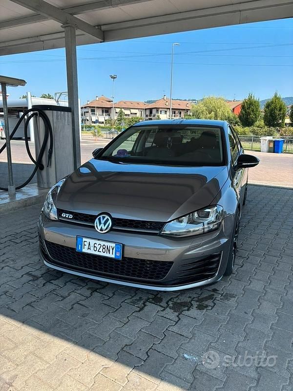 Grigio Usata 2015 VW Golf VII Highline Tre volumi | 9000 € (Buon prezzo) - Immagine 1/4