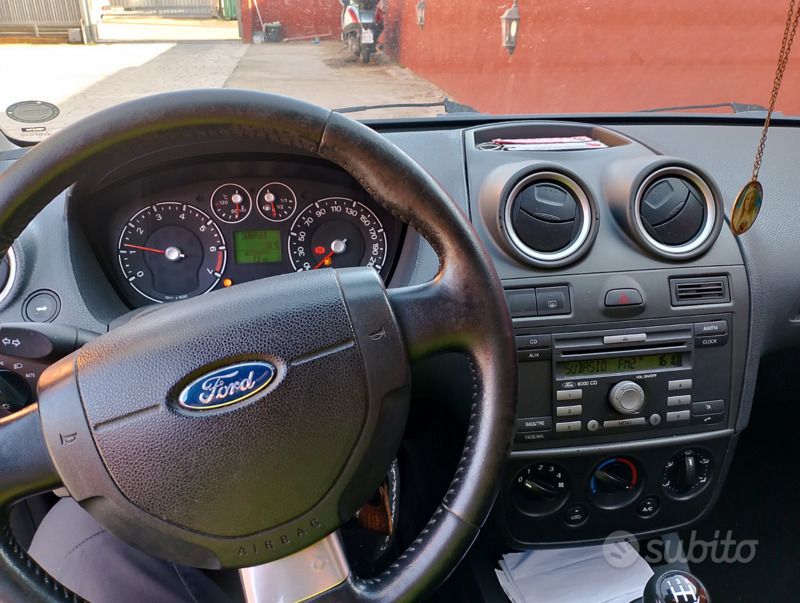 Usata Ford Fiesta 75 CV (55 kW) 2007 Nero Utilitaria