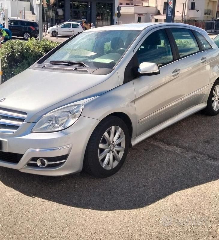 Grigio Usata 2011 Mercedes B200 Monovolume | 5400 € (Buon prezzo) - Immagine 1/4