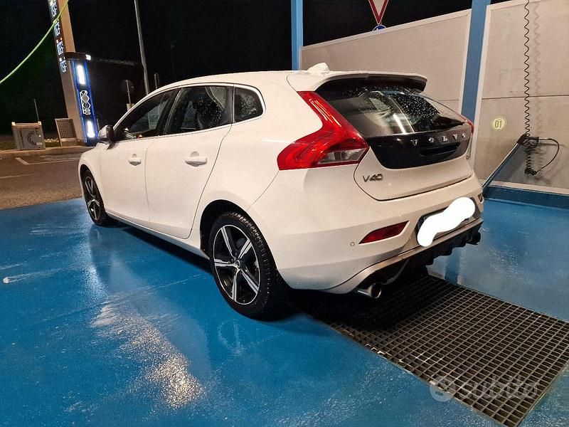 Usata Volvo V40 R-Design 150 CV (110 kW) 2017 Bianco Utilitaria