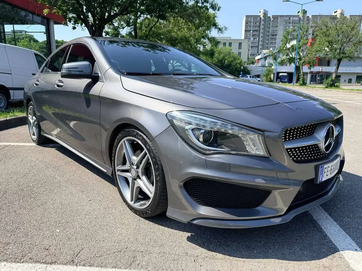 Usata Mercedes CLA180 Premium 122 CV (89 kW) 2016 Grigio montagna met. Berlina