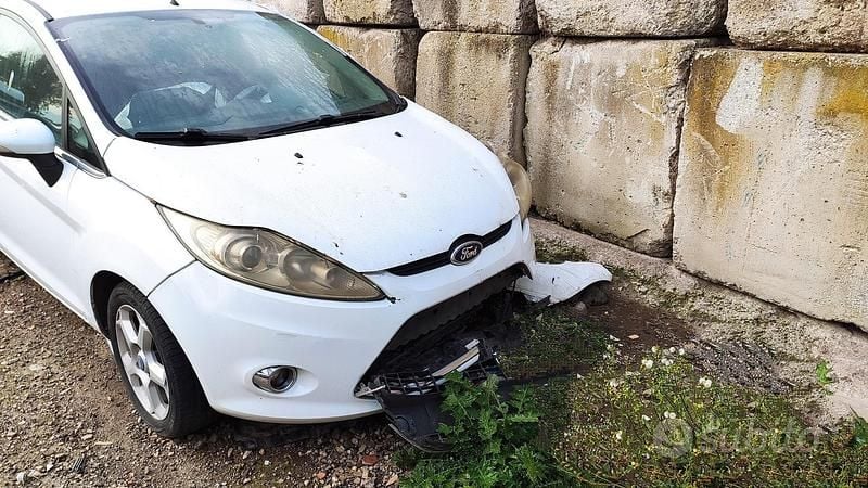 Usata Ford Fiesta 68 CV (50 kW) 2010 Bianco Utilitaria