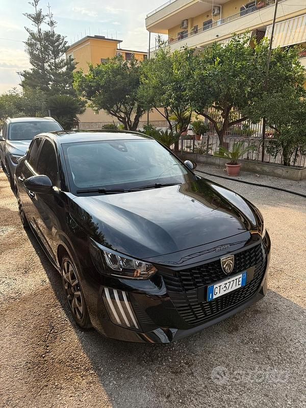 Usata Peugeot 208 Active 75 CV (55 kW) 2024 Nero Utilitaria