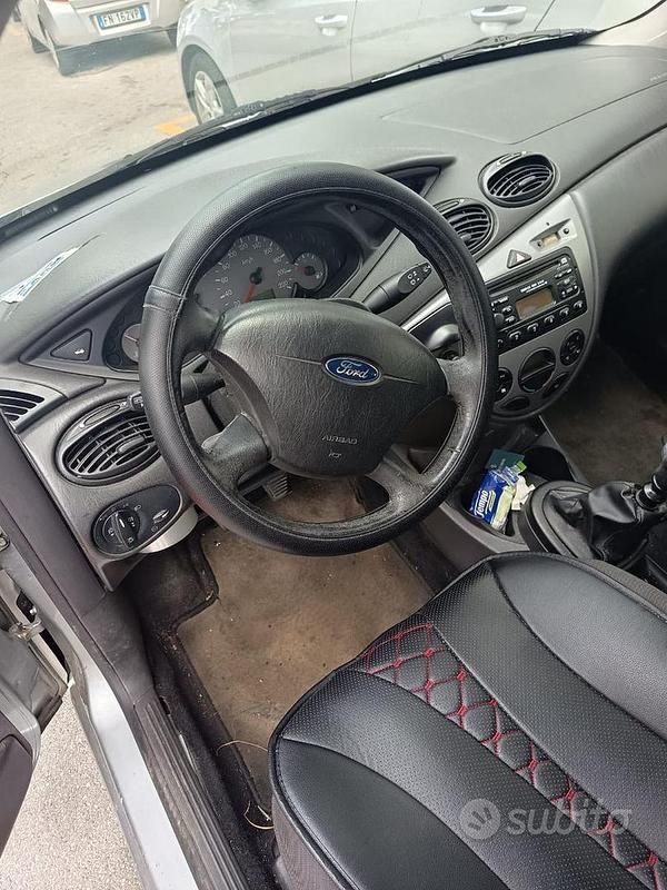Begagnad Ford Focus 2003 Grå Sedan