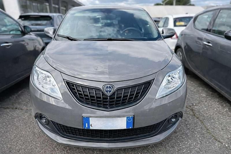 Usata Lancia Ypsilon Silver 69 CV (50 kW) 2023 Grigio pietra Utilitaria
