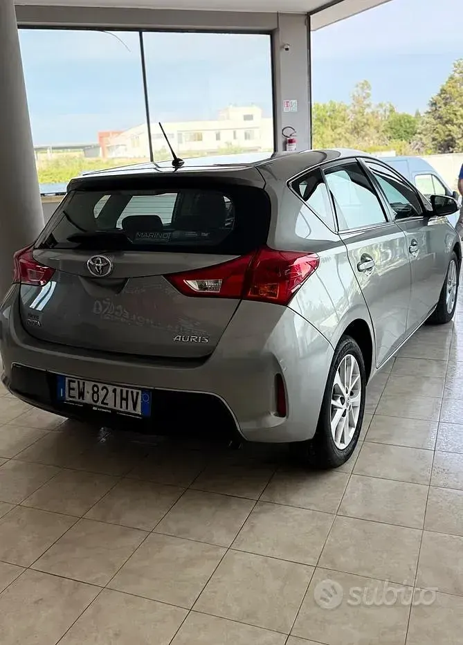 Usata Toyota Auris Lounge 90 CV (66 kW) 2014 Grigio Berlina