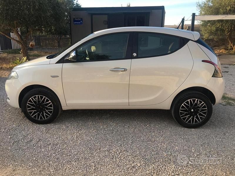 Usata Lancia Ypsilon Platinum 70 CV (51 kW) 2020 Bianco Utilitaria