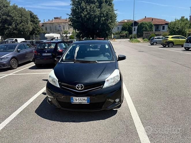 Usata Toyota Yaris 65 CV (47 kW) 2013 Nero Berlina