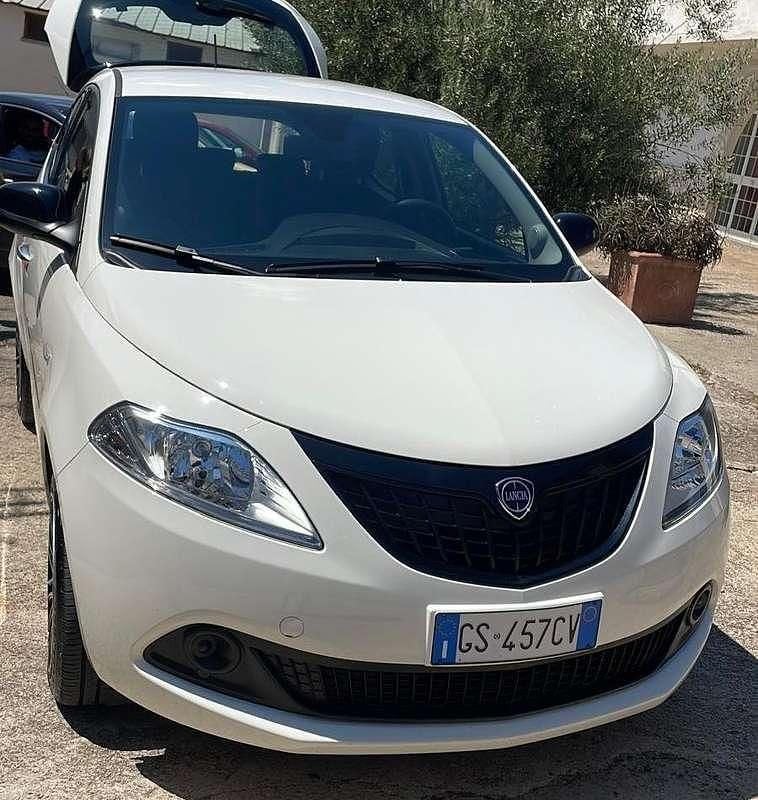 Usata Lancia Ypsilon 69 CV (50 kW) 2024 Nero Utilitaria