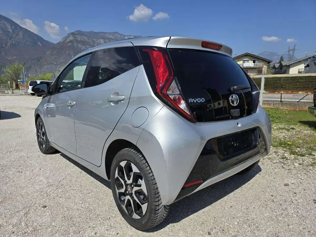 Usata Toyota Aygo Connect Style 72 CV (52 kW) 2021 Argento Utilitaria