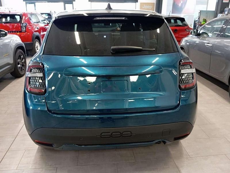 Nuova Fiat 600 Business 101 CV (74 kW) 2025 Verde mare metallizzato SUV