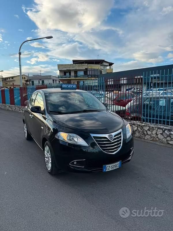 Usata Lancia Ypsilon 69 CV (50 kW) 2015 Nero Utilitaria