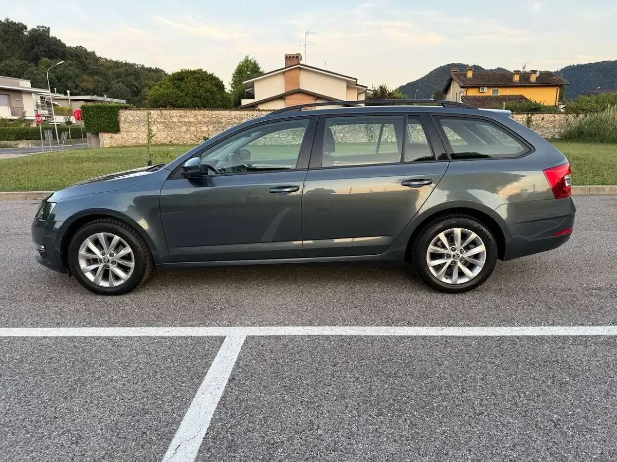 Usata Skoda Octavia Executive 116 CV (85 kW) 2018 Grigio quarzo metallizzato Station wagon