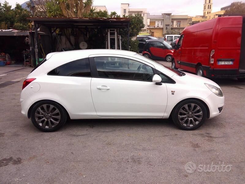 Usata Opel Corsa Enjoy 90 CV (66 kW) 2010 Bianco Utilitaria