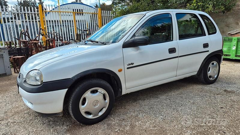 Usata Opel Corsa Swing 50 CV (36 kW) 1994 Bianco Utilitaria