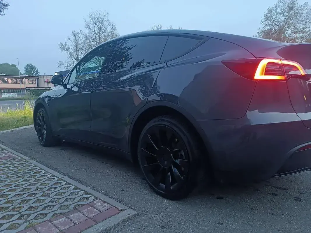 Usata Tesla Model Y Long Range AWD 378 kW (514 CV) 2022 Grigio SUV