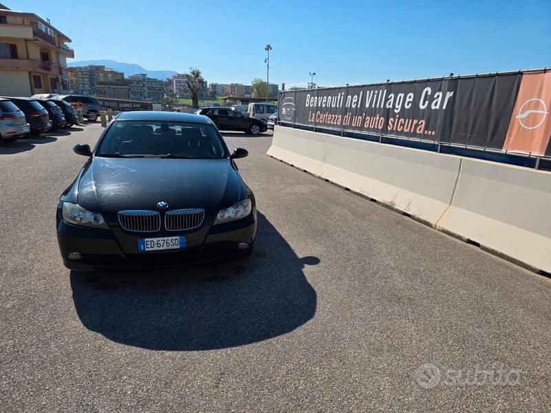 Nero Usata 2007 BMW 320 Tre volumi | 3900 € (Buon prezzo) - Immagine 1/4