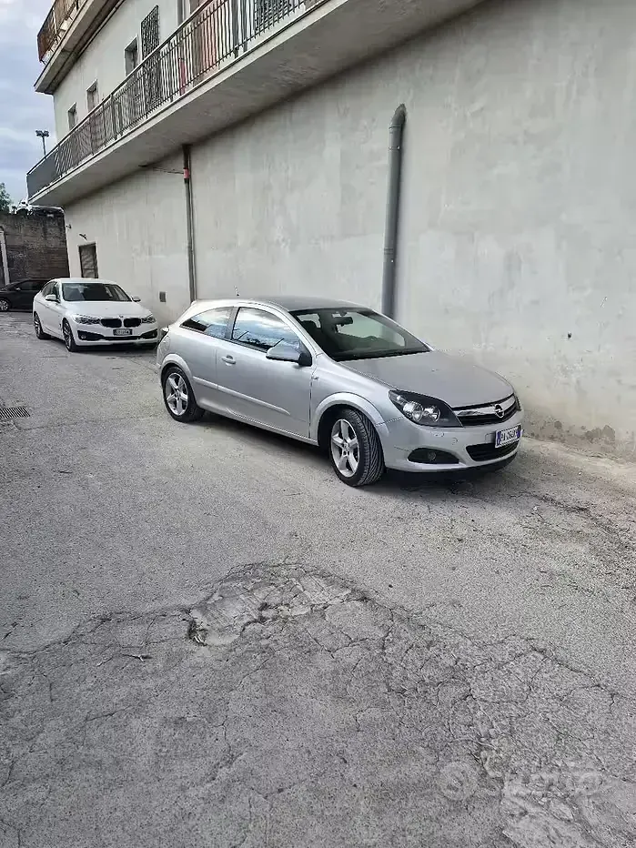 Usata Opel Astra GTC 101 CV (74 kW) 2005 Berlina