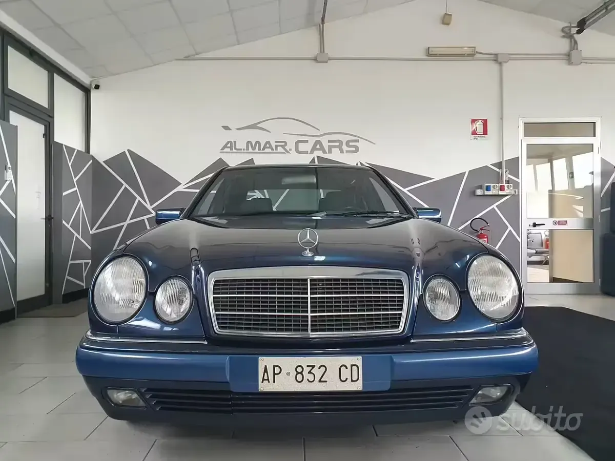 Usata Mercedes E250 Elegance 113 CV (83 kW) 1997 Blu Berlina