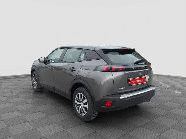 Usata Peugeot 2008 Active 101 CV (74 kW) 2021 Grigio platinum SUV