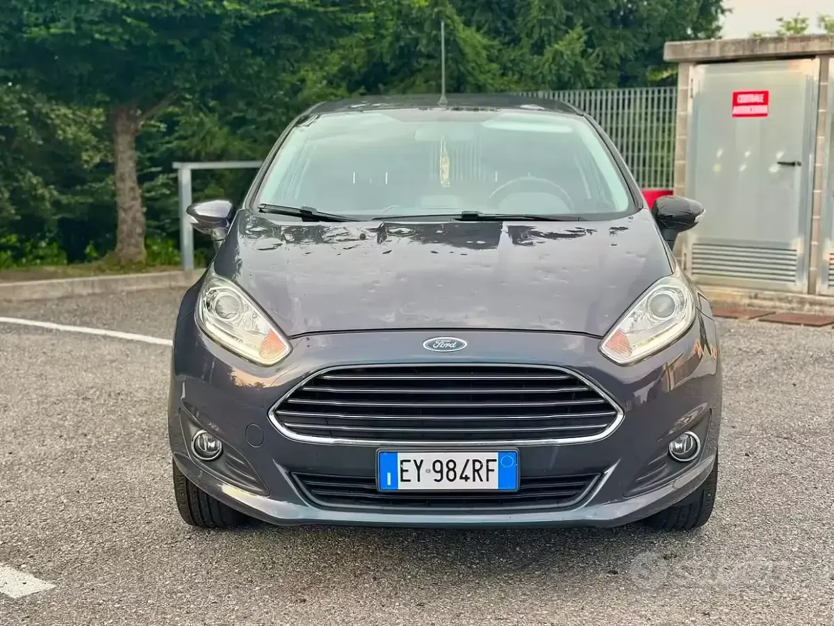Usata Ford Fiesta Titanium 80 CV (58 kW) 2015 Grigio Utilitaria