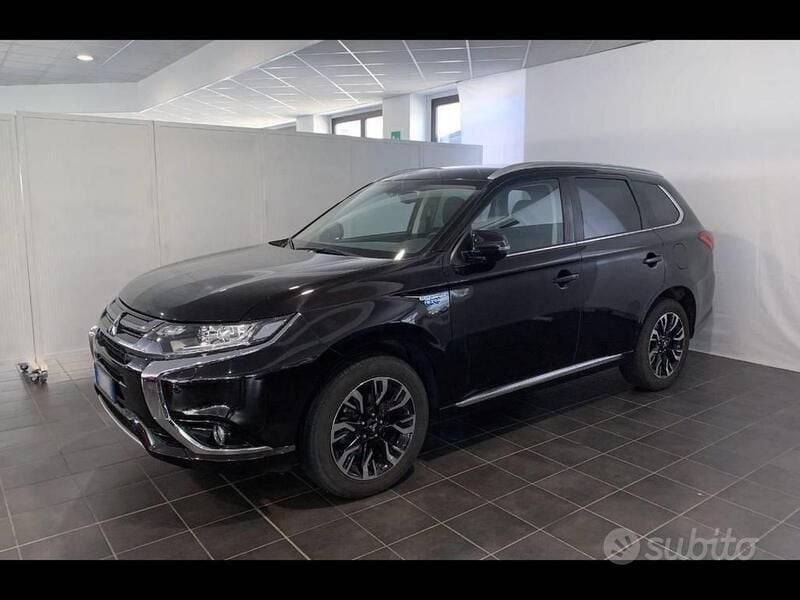 Nero Usata 2018 Mitsubishi Outlander P-HEV Instyle SUV | 16.600 € - Immagine 1/4