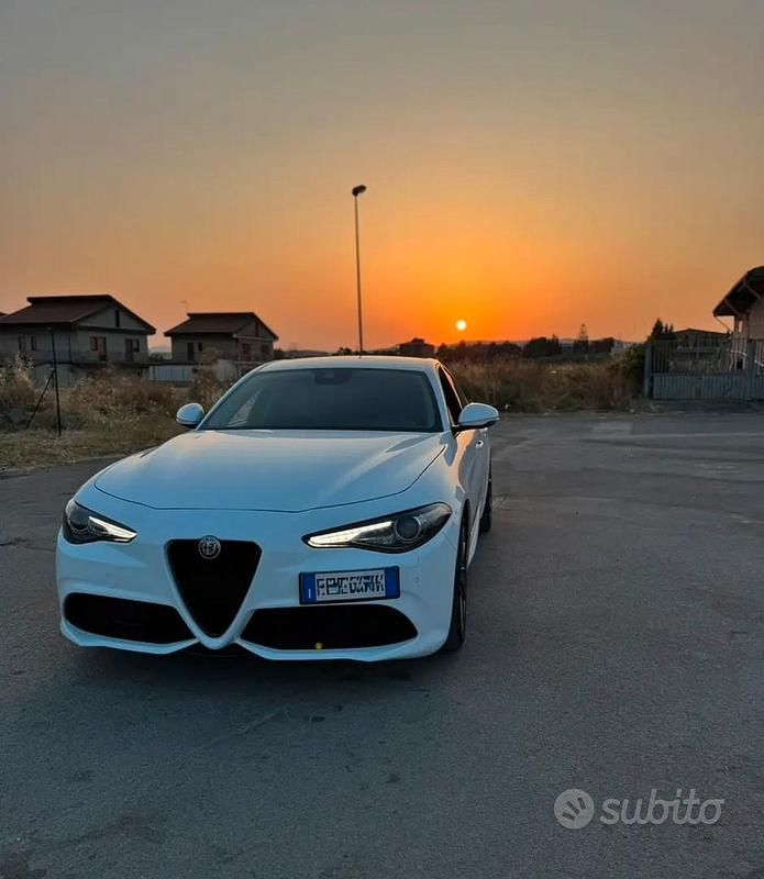 Bianco Usata 2018 Alfa Romeo Giulia Business Tre volumi | 19.000 € (Buon prezzo) - Immagine 1/4