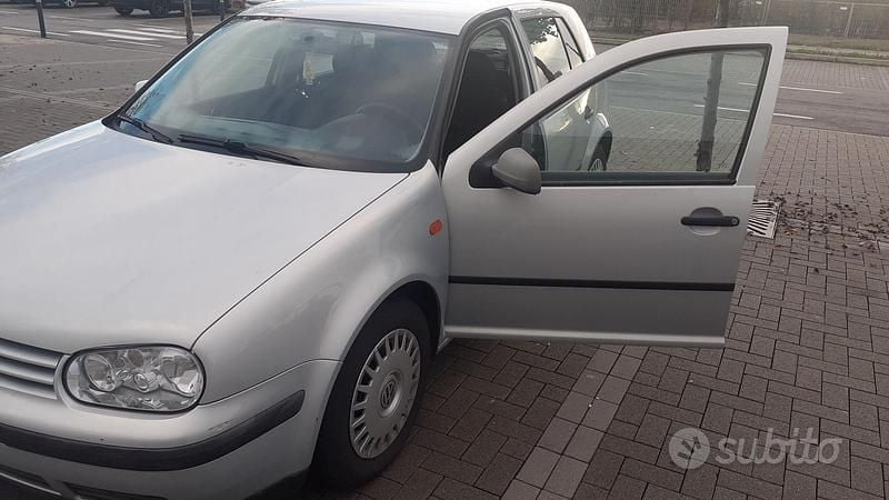 Grigio Usata 1998 VW Golf Tre volumi | 2300 € (Buon prezzo) - Immagine 1/4