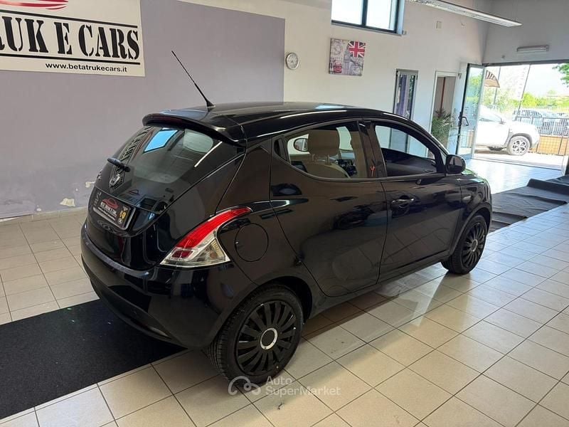 Usata Lancia Ypsilon 69 CV (50 kW) 2015 Nero Utilitaria