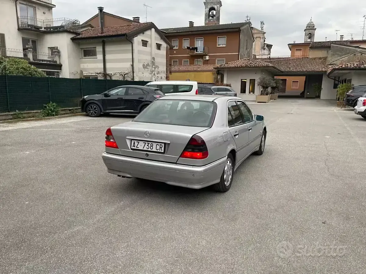 Usata Mercedes C200 193 CV (141 kW) 1998 Grigio Berlina