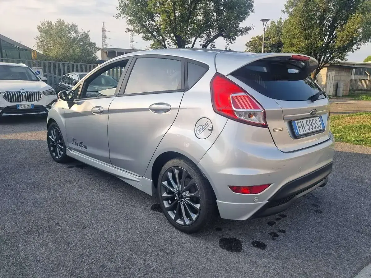 Usata Ford Fiesta ST-Line 101 CV (74 kW) 2017 Argento Utilitaria