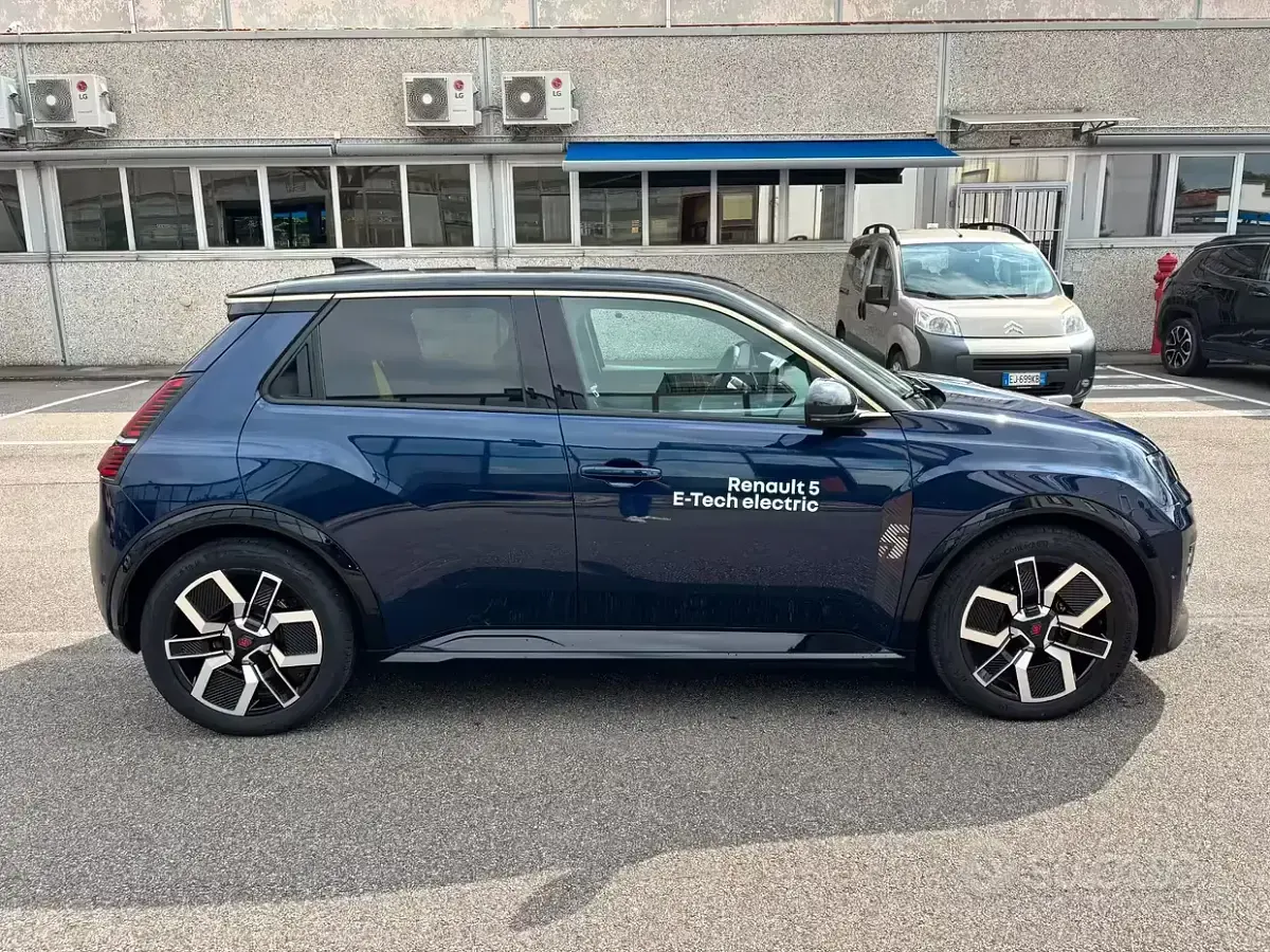 Usata Renault 5 E-Tech 110 kW (150 CV) 2024 Blu Utilitaria