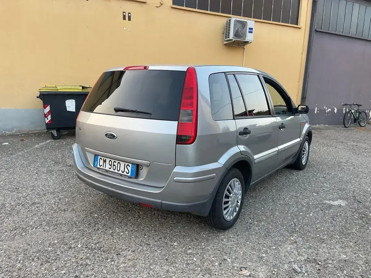 Usata Ford Fusion 68 CV (50 kW) 2004 Grigio Utilitaria
