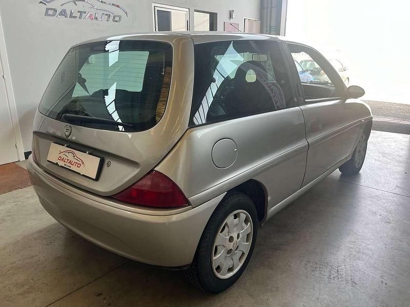 Usata Lancia Ypsilon 60 CV (44 kW) 2003 Grigio metallizzato Utilitaria