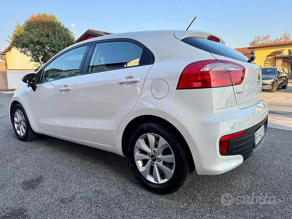 Usata Kia Rio Active 85 CV (62 kW) 2016 Bianco Utilitaria