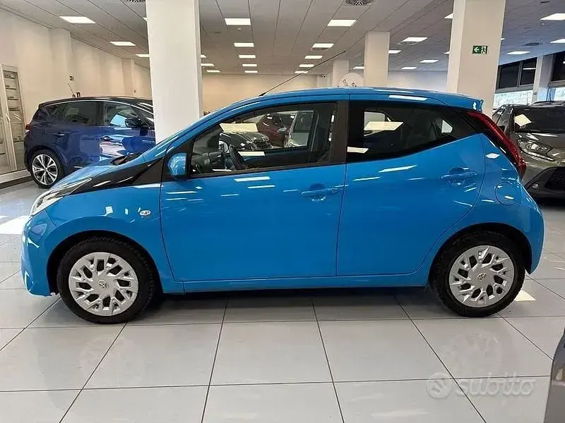 Usata Toyota Aygo X-play 72 CV (52 kW) 2018 Blu Utilitaria