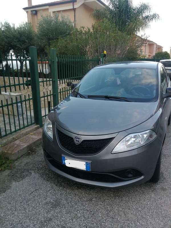 Usata Lancia Ypsilon Gold 69 CV (50 kW) 2019 Grigio Utilitaria