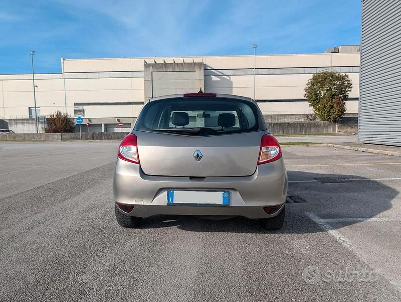 Usata Renault Clio II 75 CV (55 kW) 2010 Berlina