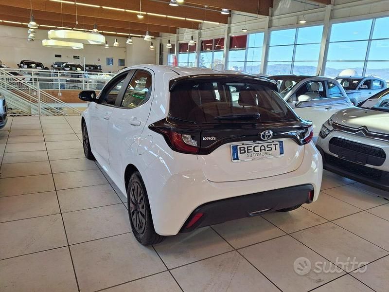 Usata Toyota Yaris Hybrid Active 92 CV (67 kW) 2024 Bianco pastello Berlina