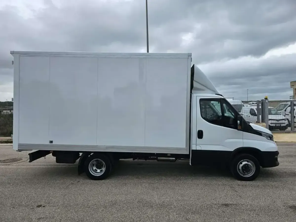 Usata Iveco Daily 136 CV (100 kW) 2022 Bianco Utilitaria