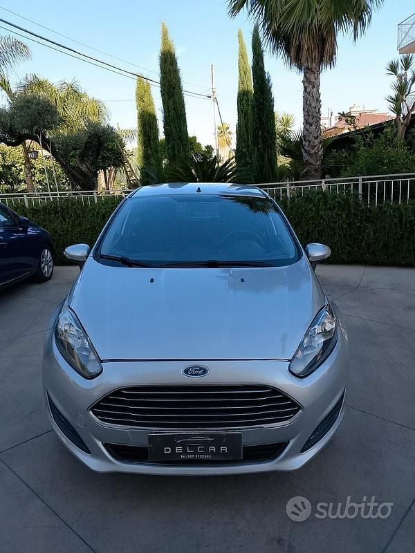 Grigio Usata 2015 Ford Fiesta Titanium Berlina | 5000 € (Ottimo prezzo) - Immagine 1/4