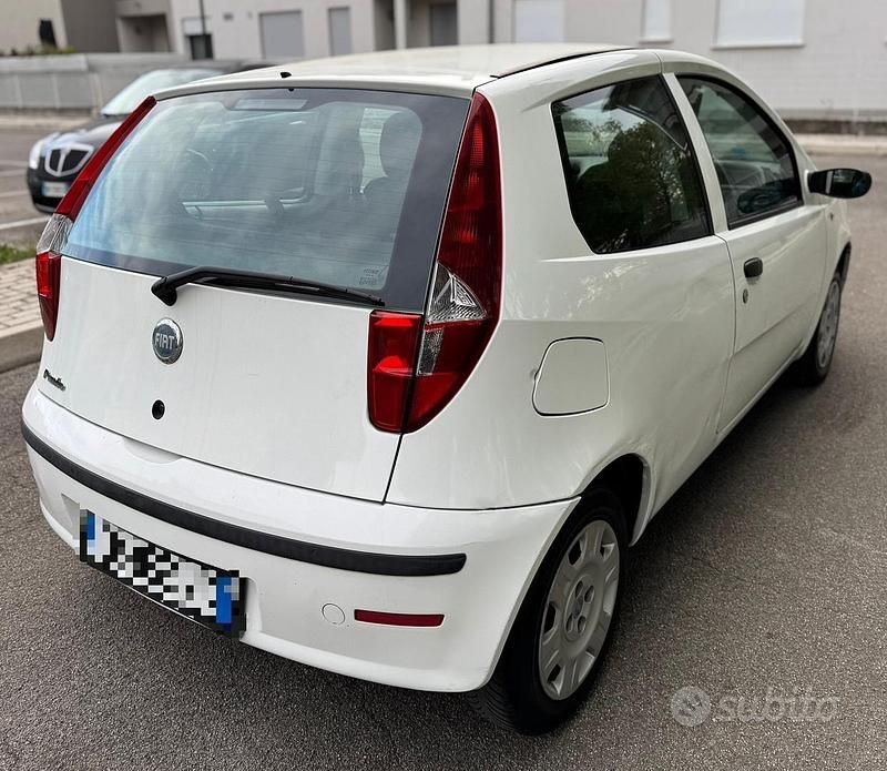 Usata Fiat Punto Dynamic 60 CV (44 kW) 2004 Bianco Utilitaria