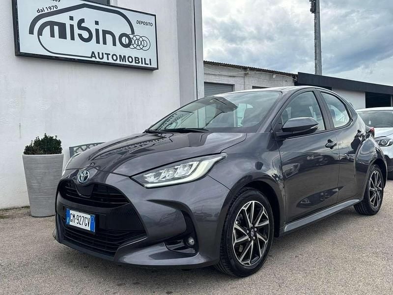 Grigio Usata 2023 Toyota Yaris Hybrid Lounge Due volumi | 17.900 € (Buon prezzo) - Immagine 1/4
