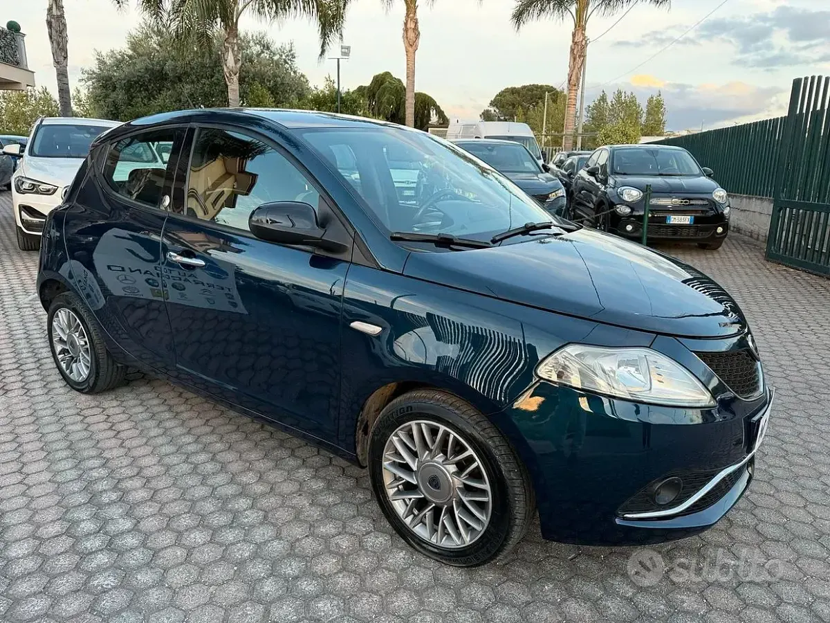 Usata Lancia Ypsilon Gold 69 CV (50 kW) 2018 Blu/azzurro Utilitaria