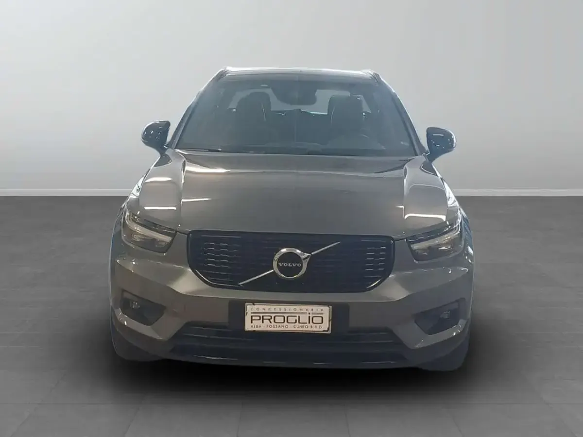 Usata Volvo XC40 R-Design 247 CV (181 kW) 2018 5v grigio mangano metallizzato SUV
