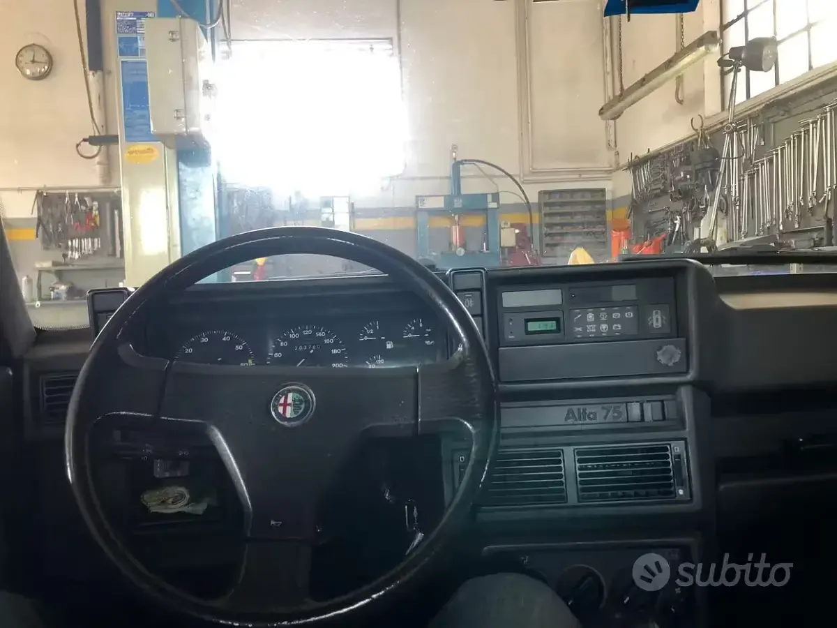 Usata Alfa Romeo 75 110 CV (80 kW) 1990 Grigio Berlina