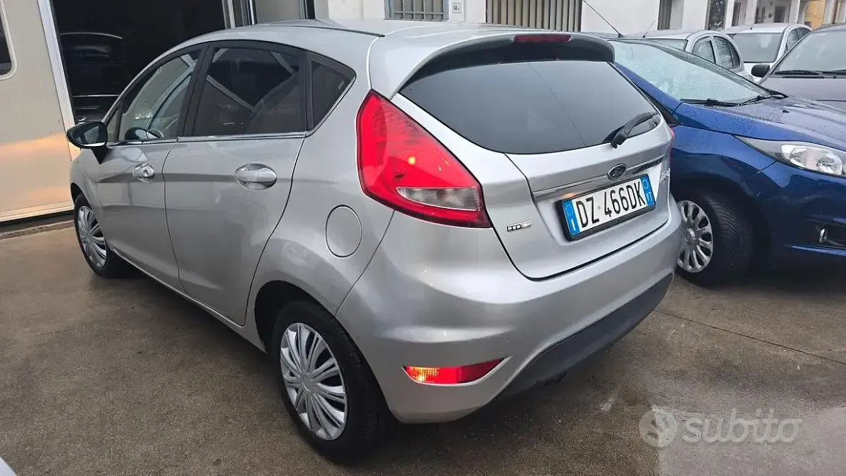 Begagnad Ford Fiesta 68 HK (50 kW) 2009 Grå Sedan