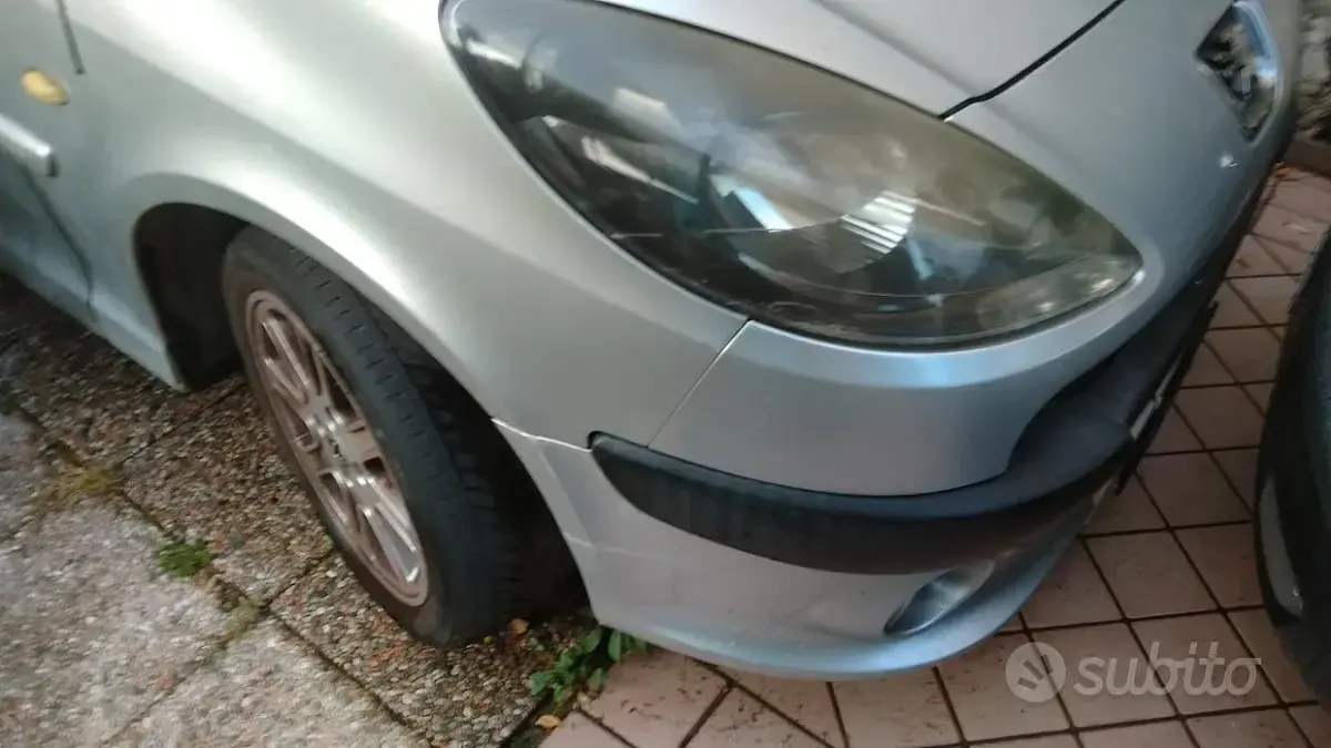 Usata Peugeot 1007 68 CV (50 kW) 2006 Grigio Monovolume