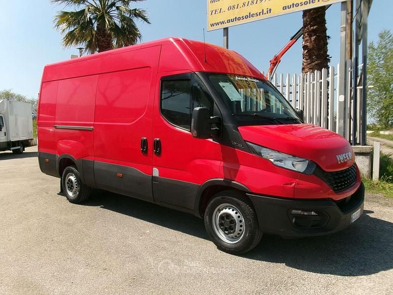 Usata Iveco Daily 136 CV (100 kW) 2021 Rosso Furgone