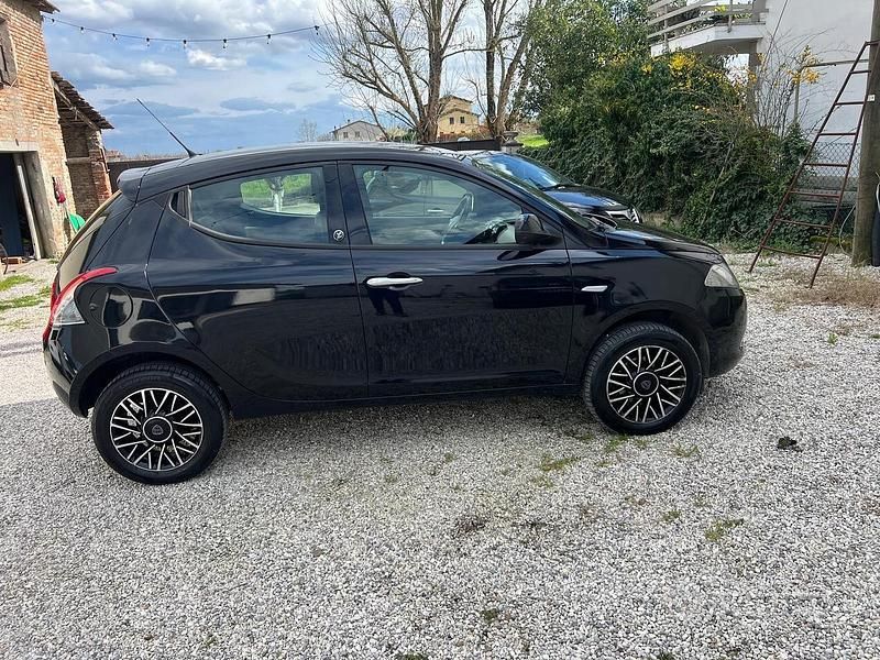Usata Lancia Ypsilon 85 CV (62 kW) 2015 Nero Utilitaria